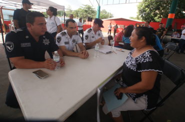 Atiende gobierno de Puerto Morelos a habitantes de Leona Vicario