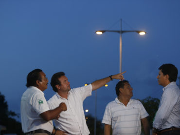 Constata Pedro Joaquín avances en la renovación de luminarias en colonias de Cozumel