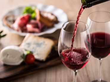Por qué el vino tinto puede ser bueno para tus intestinos (si lo bebes con moderación)