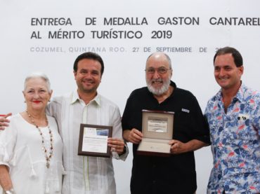 Entrega Pedro Joaquín reconocimientos al mérito turístico del año en Cozumel