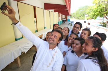Con la entrega de más de 500 becas y apoyos escolares, se impulsa la educación en Cozumel