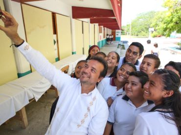 Con la entrega de más de 500 becas y apoyos escolares, se impulsa la educación en Cozumel