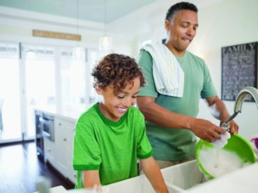 Niños que ayudan en las tareas del hogar podrían convertirse en adultos exitosos