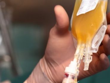 Qué es el “plasma convaleciente”, el tratamiento experimental con trasfusiones de plasma que puede salvarle la vida a pacientes de covid-19
