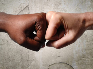 Cómo discutir con un racista: 5 argumentos científicos que desmienten mitos y estereotipos