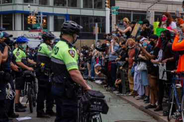 El presidente Donald Trump dice que las manifestaciones son actos de “terrorismo doméstico”