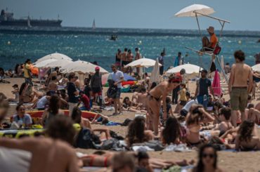 Miles acudieron a tomar el sol en Barcelona y en Reino Unido sin respetar la distancia física