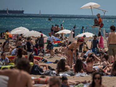 Miles acudieron a tomar el sol en Barcelona y en Reino Unido sin respetar la distancia física