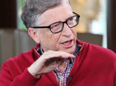 Cómo Bill Gates se convirtió en el centro de tantas teorías de la conspiración en medio de la pandemia
