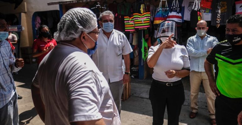 Supervisan autoridades cumplimiento de protocolos en Mercado 23