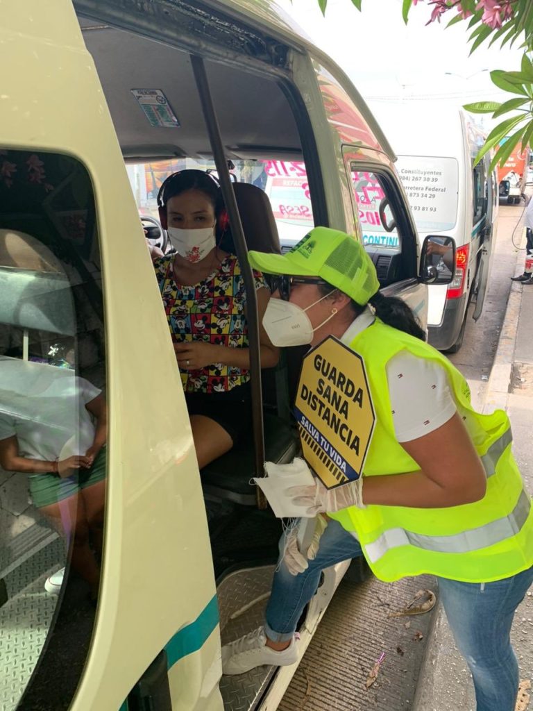 jóvenes de gorras amarillas orientan en Cancún y Chetumal