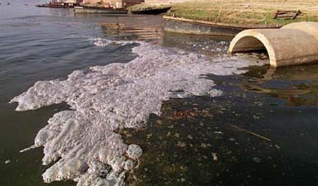 Aguas contaminadas a causa de desechos de aceite