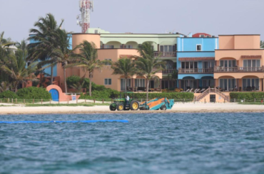 Se atiende las playas de Puerto Morelos ante fenómeno del sargazo