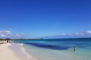 Comienza la reapertura de playas en Riviera Maya para reactivar el turismo