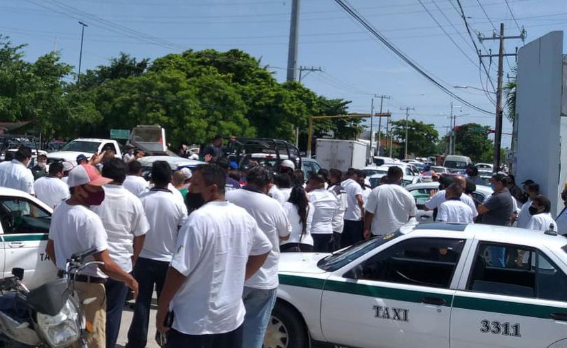 Conflicto entre taxistas y mototaxistas en Cancún