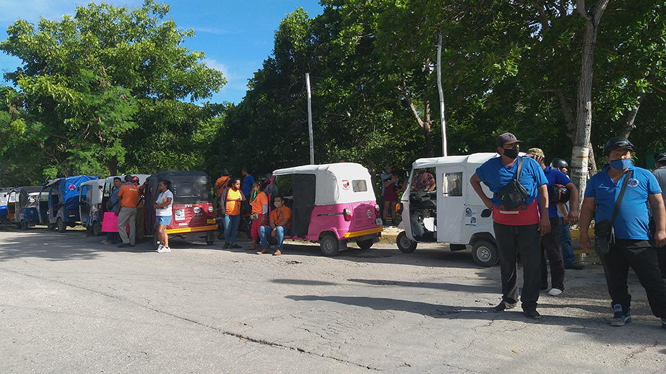 Conflicto entre taxistas y mototaxistas en Cancún