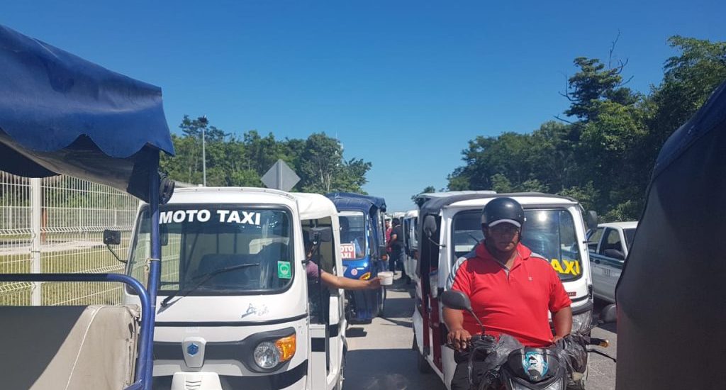 mototaxistas en Cancún