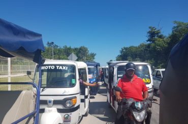 Conflicto entre taxistas y mototaxistas en Cancún