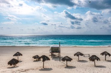 Cancún mantiene playas limpias y libres de sargazo