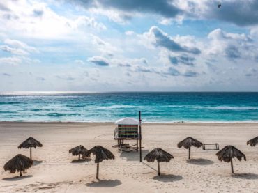 Cancún mantiene playas limpias y libres de sargazo