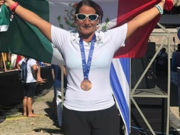 Surfista quintanarroense Mariana Carrasco propuesta para el Premio Nacional del Deporte