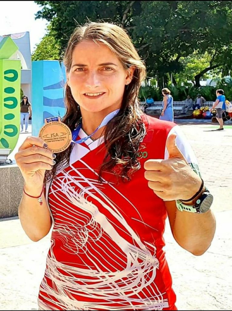 Surfista quintanarroense Mariana Carrasco, propuesta para el Premio Nacional del Deporte