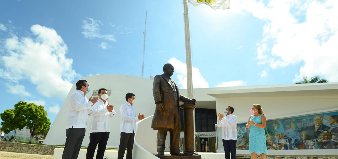 Develan estatua de Don Andrés Quintana Roo