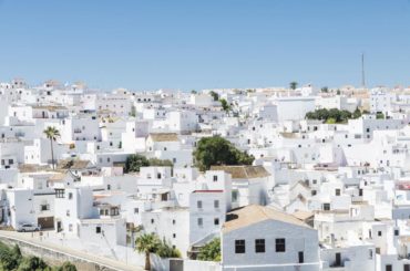 Diseñan pintura súper blanca capaz de enfriar edificios bajo la luz del sol