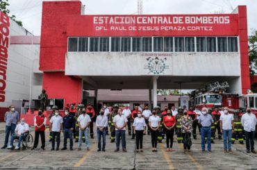 Entrega de equipamiento a bomberos de Cancún