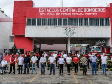 Entrega de equipamiento a bomberos de Cancún