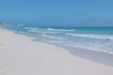 Dedicación y empeño para mantener playas limpias en Cancún