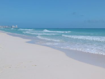 Dedicación y empeño para mantener playas limpias en Cancún