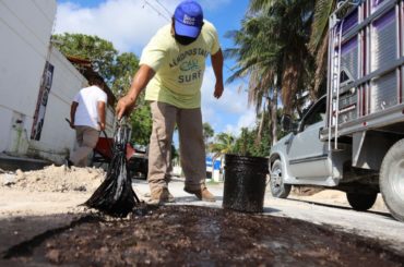 Se intensifican labores de bacheo en Puerto Morelos