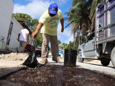 Se intensifican labores de bacheo en Puerto Morelos