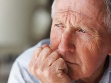 Adultos mayores experimentan mayor soledad durante confinamiento por Covid-19