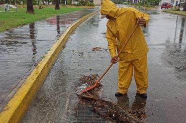 Intensifica gobierno de Cancún limpieza de rejillas por lluvias