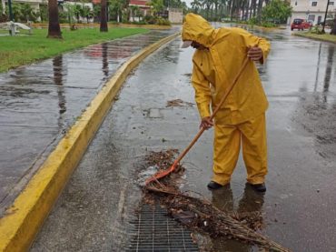 Intensifica gobierno de Cancún limpieza de rejillas por lluvias