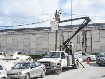 Dan mantenimiento preventivo y correctivo al alumbrado público