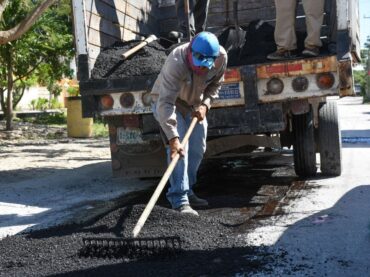 Reparan carpeta asfáltica de Puerto Morelos