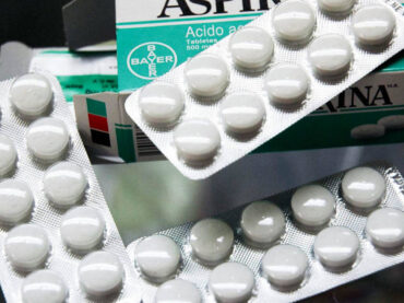 Las dos caras de la aspirina, el fármaco que ha pasado de bajar la fiebre a prevenir el cáncer en los estudios