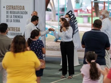 Histórica entrega de escrituras a familias de la colonia “Fidel Velázquez”