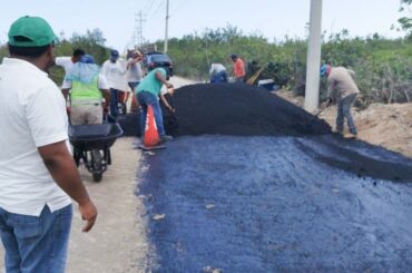 Rehabilitan carpeta asfáltica en vía de acceso a Bahía Petempich