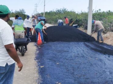 Rehabilitan carpeta asfáltica en vía de acceso a Bahía Petempich