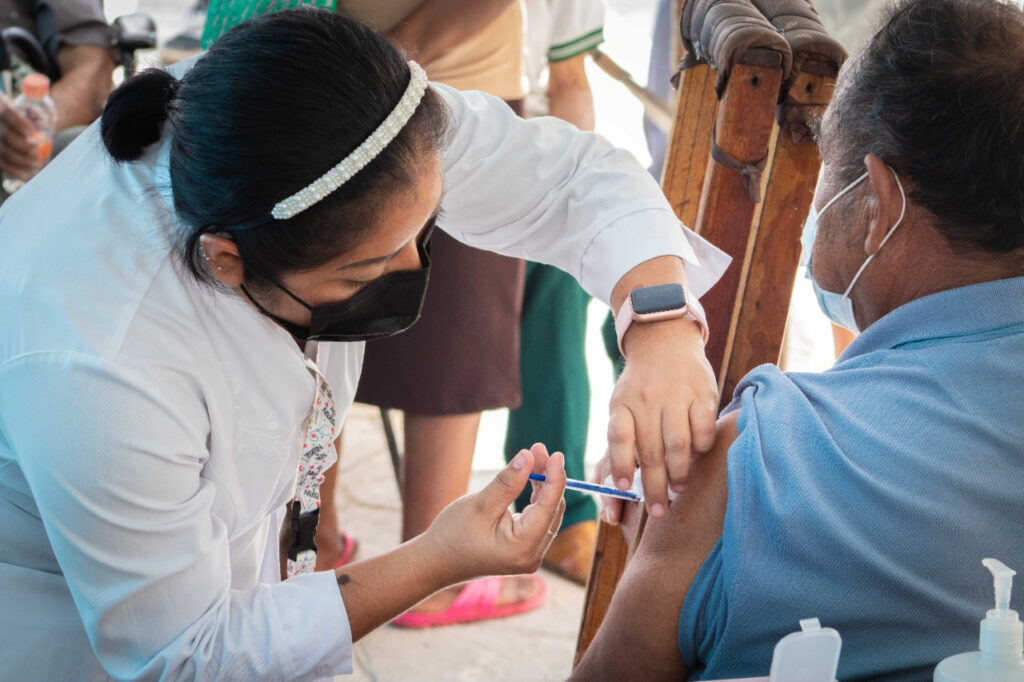 Continúa la aplicación de vacunas al personal de salud de primera línea y personas mayores de 60 años