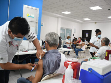 Continúa la aplicación de vacunas al personal de salud de primera línea y personas mayores de 60 años