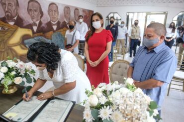 Otorgan certeza jurídica en Cancún a 77 parejas en “Bodas Colectivas 2021”