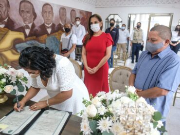 Otorgan certeza jurídica en Cancún a 77 parejas en “Bodas Colectivas 2021”