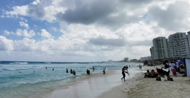 “Estampida de viajeros”; vacunas y el verano son las esperanzas del turismo mexicano